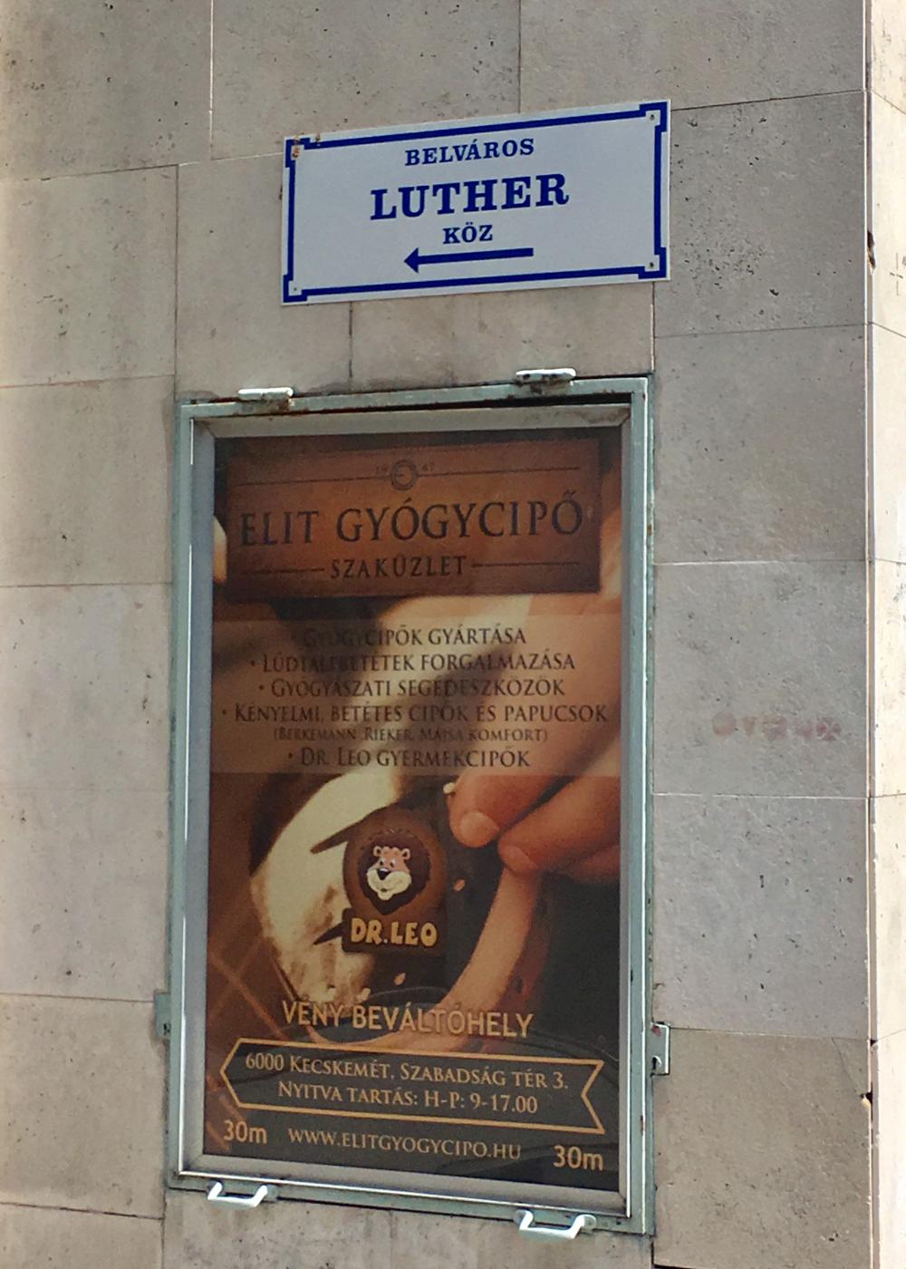 Katukyltti Lutherkadusta. Kuvattu Kesckemétistä, Unkarista, joka on Hyvinkään kaupungin ystävyyskaupunki ja Hyvinkään seurakunnan ystävyysseurakunta.