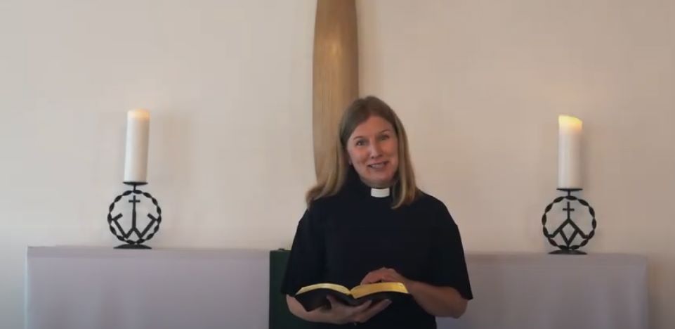Lähetyksen kirkkokahvit, mukana nimikkolähetti Elina Braz de Almeida Elina alttarin edessä