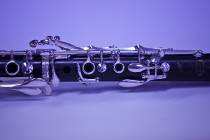klarinetti vaaka asennossa sinisellä taustalla