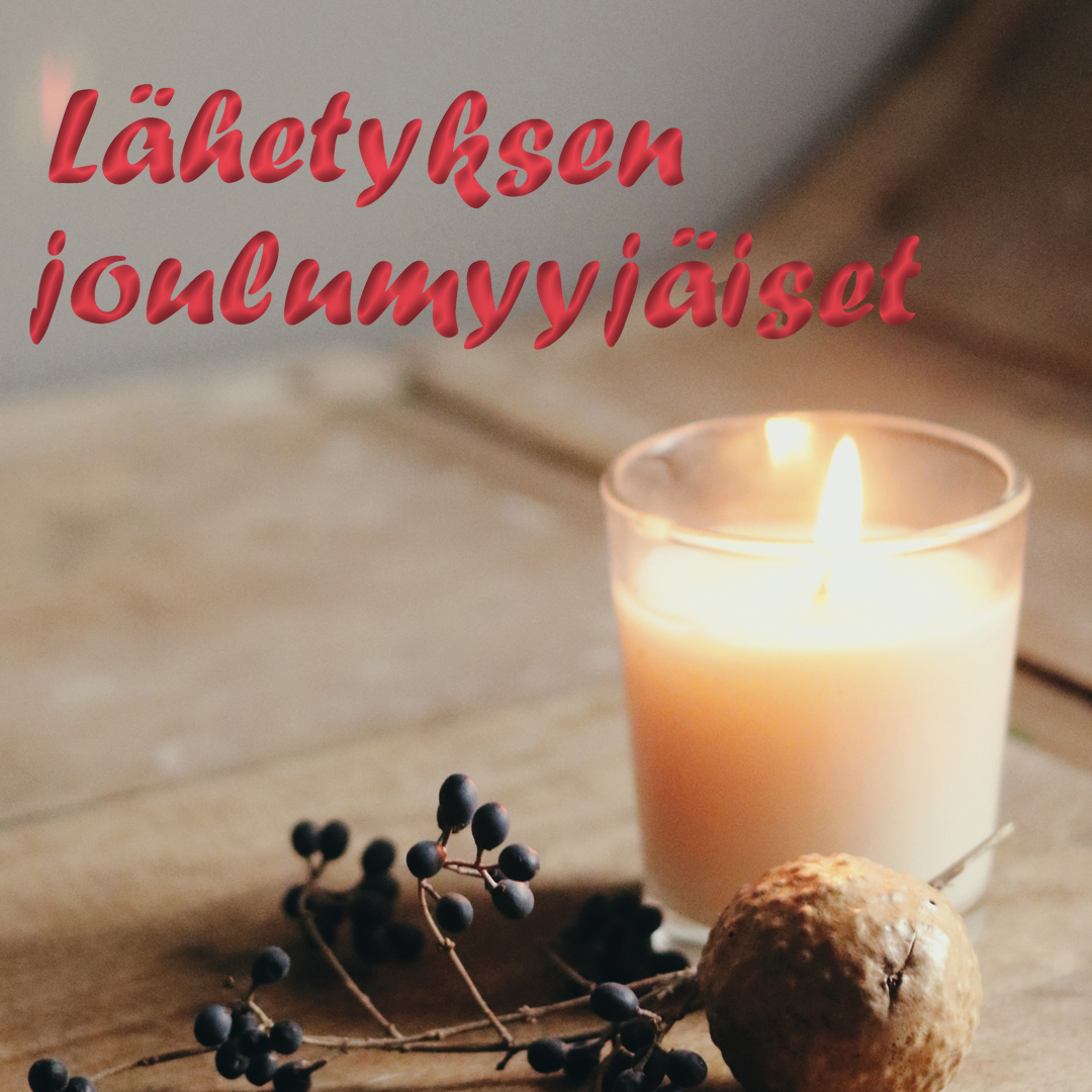 Lähetyksen joulumyyjäiset Hyvinkään kirkon ala-aulassa Kynttilä palaa pöydällä, edessä pähkinä ja koristekasvi.