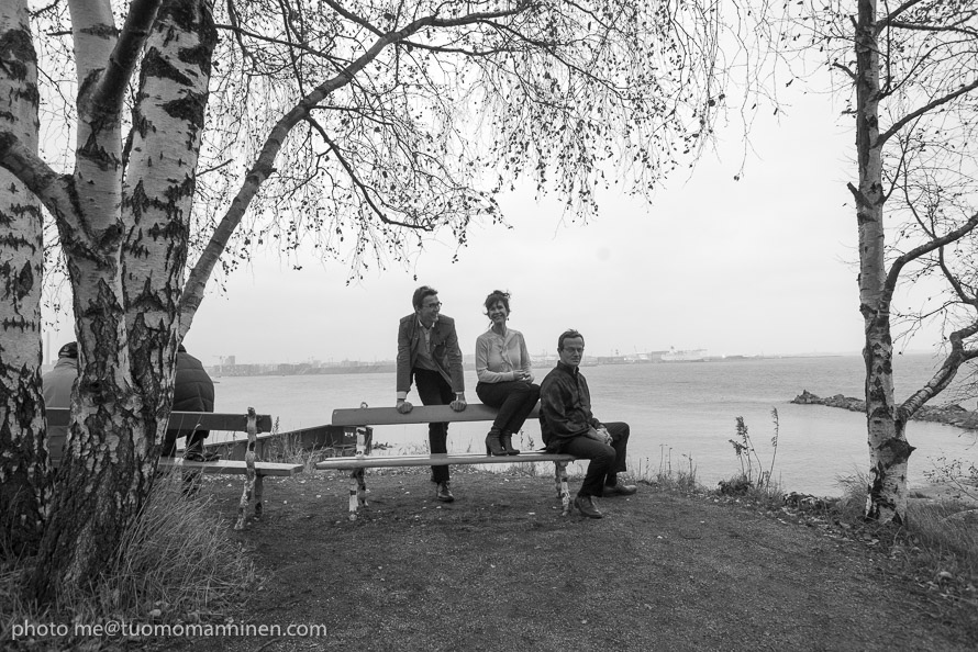 Sarastus yhtyeen jäsenet istuvat järven rannalla