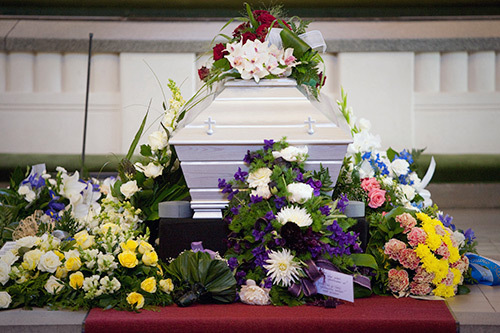 arkku alttarilla hautajaisissa